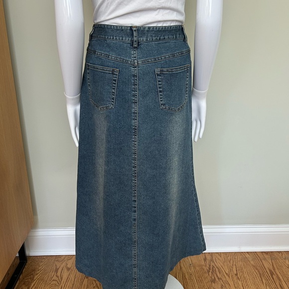 Vintage Denim Skirt with Floral Embroidery - Picture 4 of 6